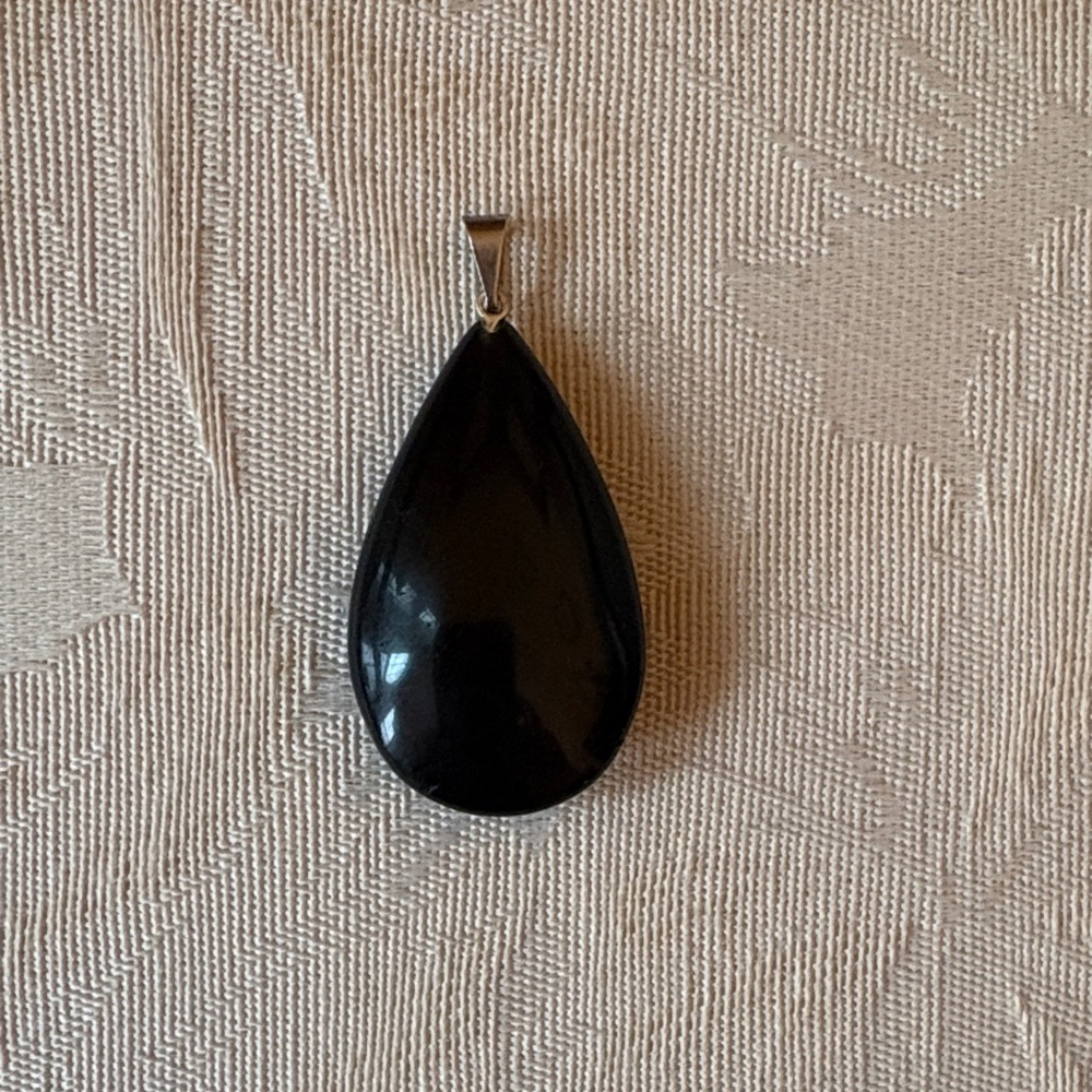 Elegant Black Agare Teardrop Pendant